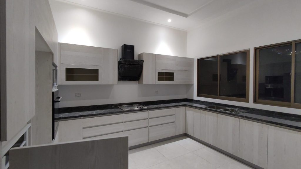 Mueble de cocina, puertas melamina Estocolmo, cubierta Negra