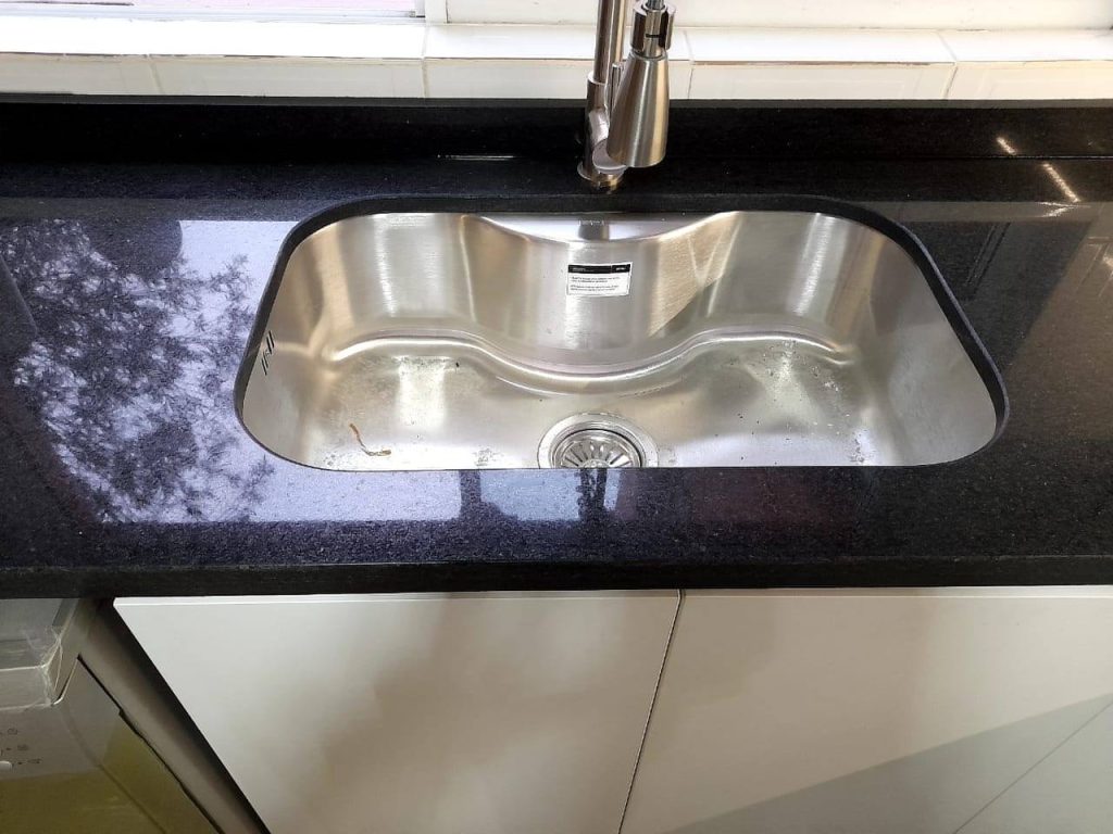 Mueble lavaplatos , con cubierta de piedra