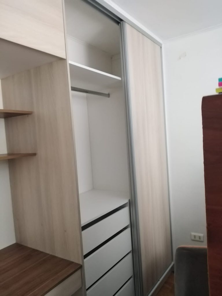 Mueble closet con puertas corredizas