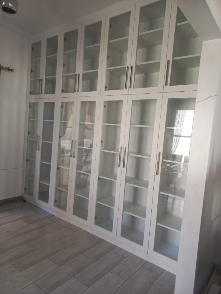 mueble librero y vitrina